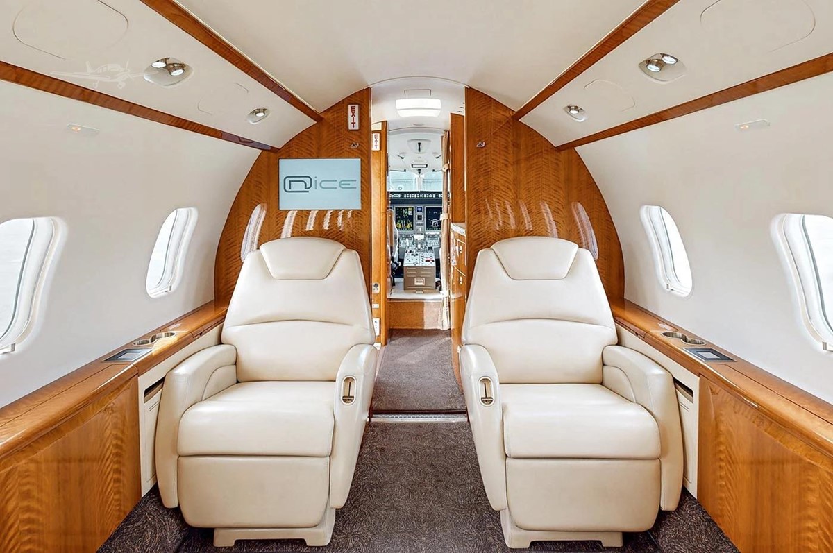 2013 BOMBARDIER CHALLENGER 300 — photo 2